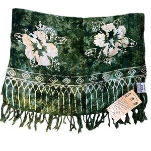 NWT beautiful Green Floral Indigo Blue Scarf‎